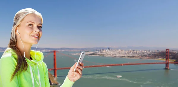 Deportista escuchando música sobre san francisco —  Fotos de Stock