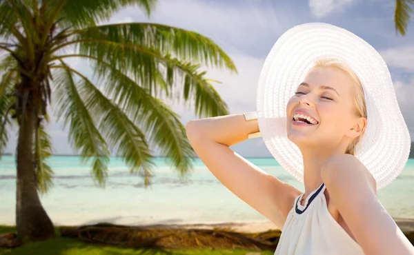 Mooie vrouw geniet van zomer over strand — Stockfoto