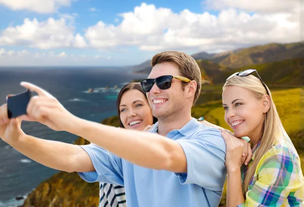 Grupo de amigos felizes tomando selfie por telefone celular — Fotografia de Stock