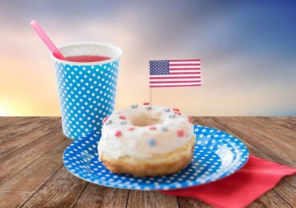 Donut com decoração bandeira americana e bebida — Fotografia de Stock