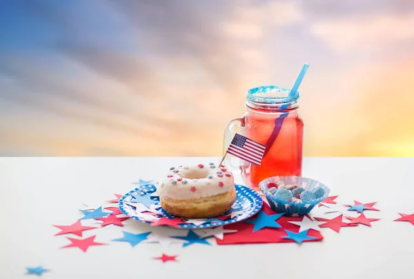 Ντόνατ με χυμό και καραμέλες την ημέρα ανεξαρτησίας — Φωτογραφία Αρχείου