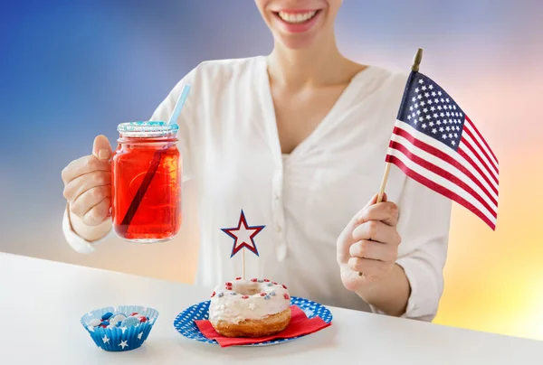 Mulher feliz celebrando o dia da independência americana — Fotografia de Stock