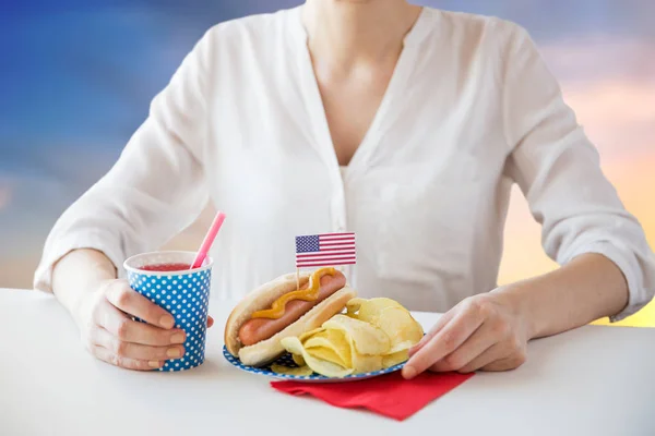 Vrouw vieren Amerikaanse onafhankelijkheidsdag — Stockfoto