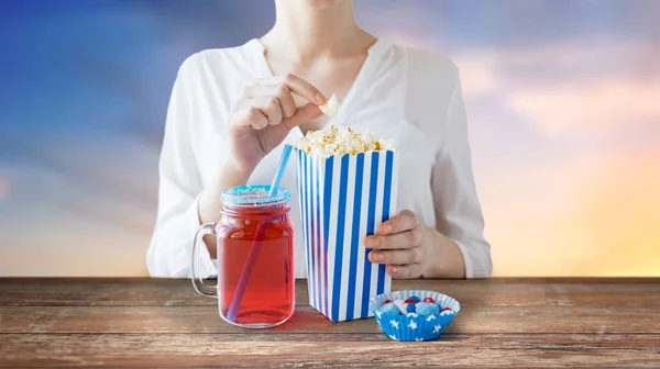 Frau isst Popcorn mit Getränk im Einmachglas — Stockfoto