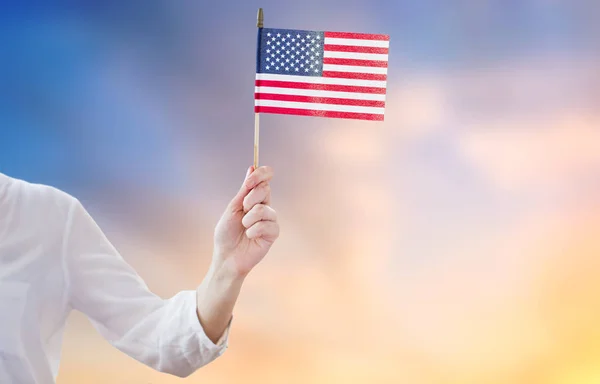 关闭的女人手拿美国国旗 — 图库照片