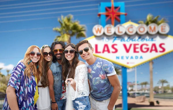 Amigos tomando selfie por monópodo en las vegas signo — Foto de Stock