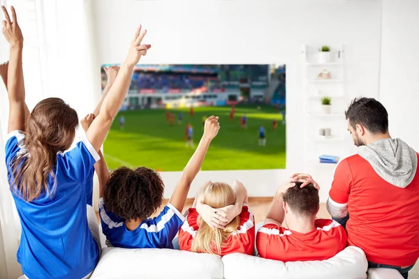 Szczęśliwy przyjaciół lub oglądanie meczy piłkarskich kibiców piłki nożnej — Zdjęcie stockowe