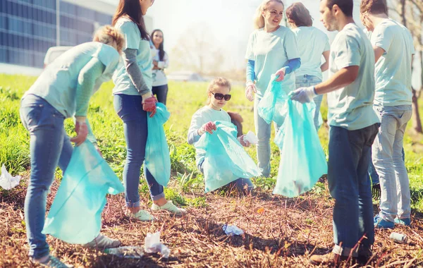 Szemeteszsákos önkéntesek a park területén — Stock Fotó