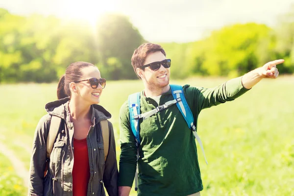 Casal feliz com mochilas caminhadas ao ar livre — Fotografia de Stock