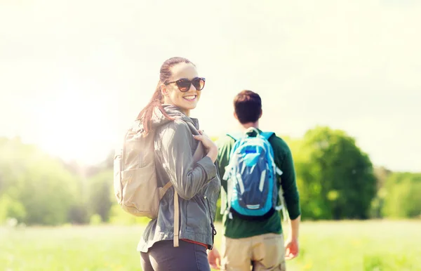 Gelukkige paar met rugzakken buiten wandelen — Stockfoto