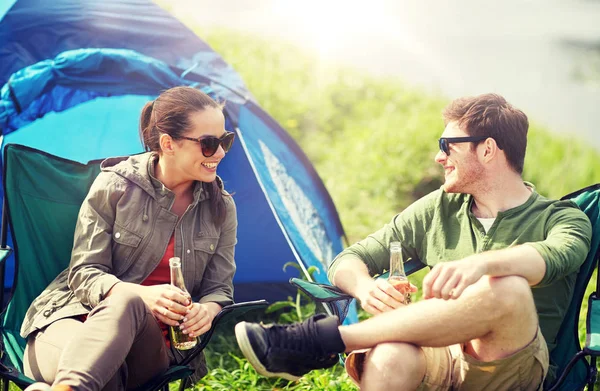 Coppia felice bere birra alla tenda del campeggio — Foto Stock
