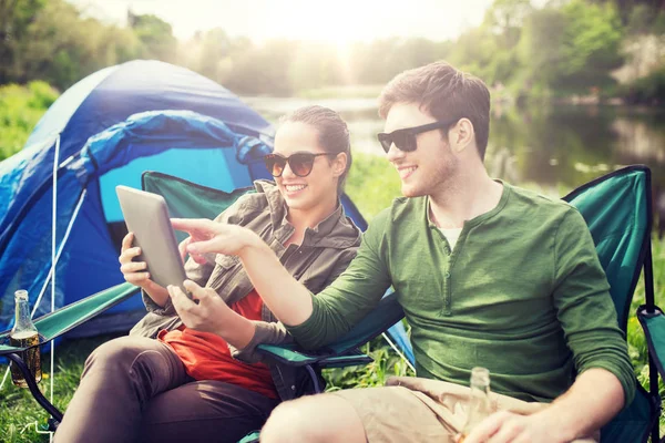 Coppia felice con tablet pc alla tenda da campeggio — Foto Stock