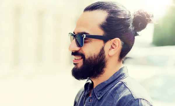 Felice uomo sorridente con la barba sulla strada della città — Foto Stock