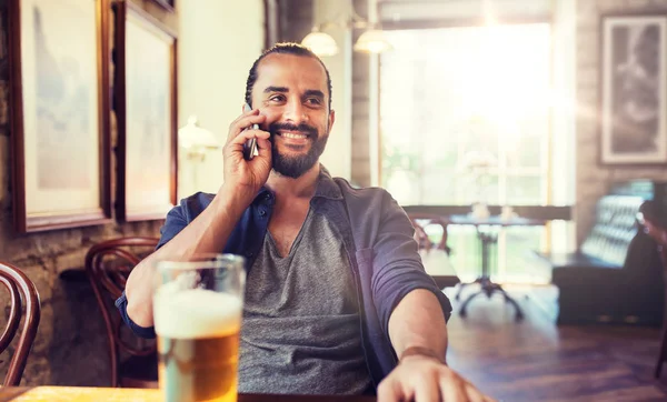 Mann mit Smartphone und Bier telefoniert in Bar oder Kneipe — Stockfoto