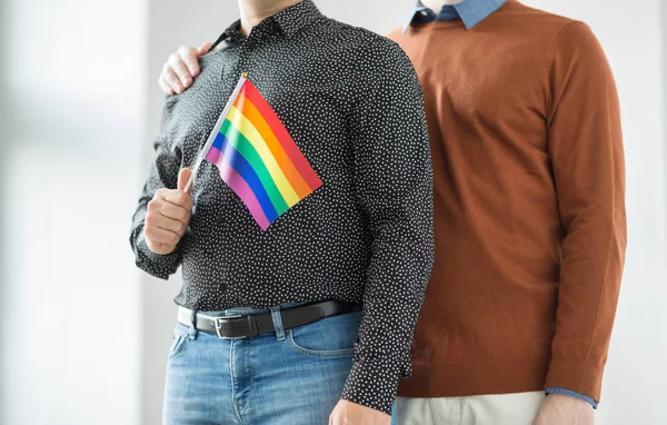 Close up de feliz casal masculino com gay orgulho bandeiras — Fotografia de Stock
