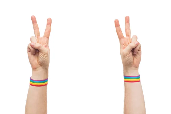 Handen met gay pride regenboog polsbandjes maken vrede — Stockfoto