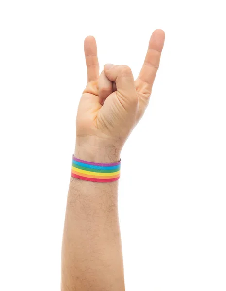 Mano con gay orgoglio arcobaleno braccialetto spettacoli rock — Foto Stock