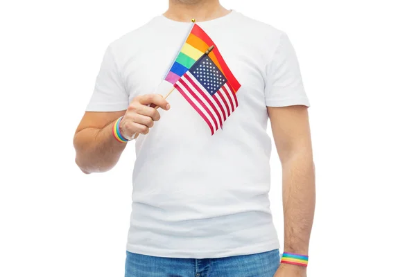 Gay hombre con american bandera y arco iris pulseras —  Fotos de Stock