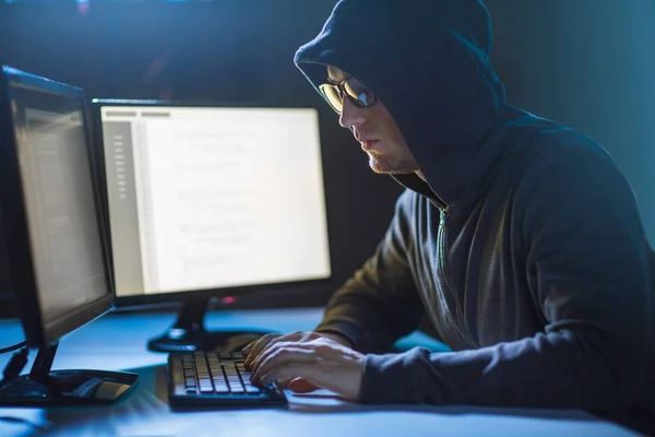 Hacker nutzt Computervirus für Cyber-Angriff — Stockfoto