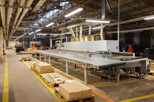 Chipboard pada konveyer di pabrik furnitur — Stok Foto