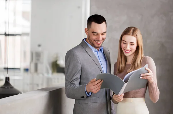 Businesswoman and businessman with folder — Stock Photo, Image