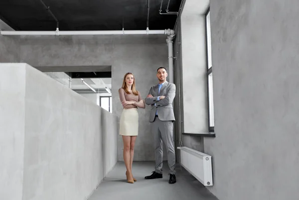 Femme d'affaires souriante et homme d'affaires au bureau — Photo