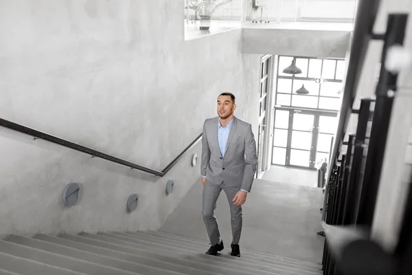 Affärsman promenader på övervåningen — Stockfoto