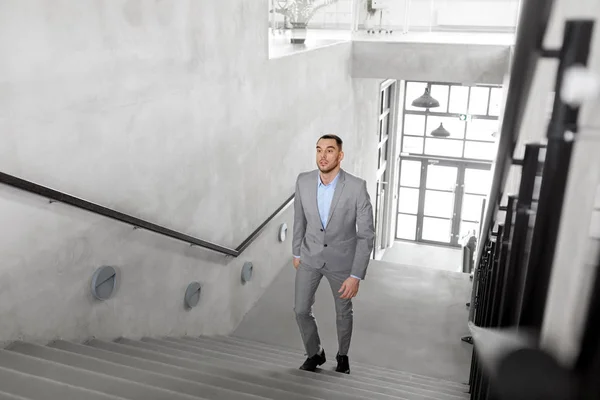 Geschäftsmann geht die Treppe hoch — Stockfoto