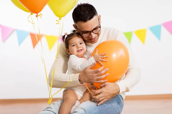Far och dotter med födelsedag part ballonger — Stockfoto