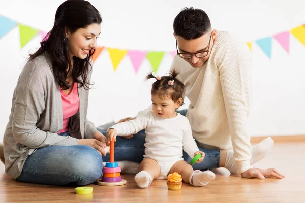 เด็กสาวกับพ่อแม่ เล่นกับของเล่นพีระมิด — ภาพถ่ายสต็อก