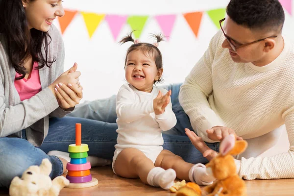 Babymeisje met ouders handen klappen — Stockfoto