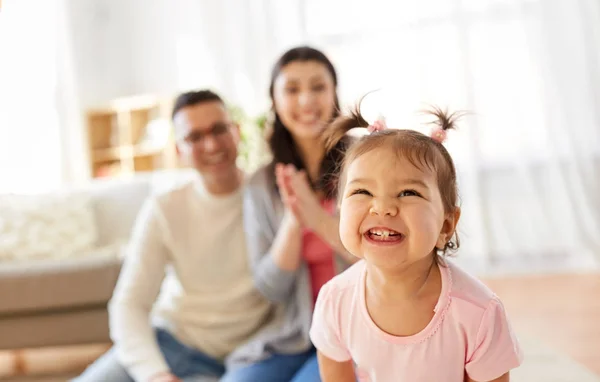 Niña feliz y los padres en casa — Foto de Stock