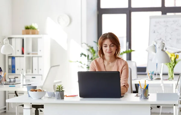 Mulher de negócios feliz com laptop trabalhando no escritório — Fotografia de Stock