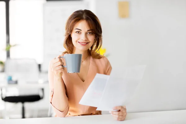 Femme d'affaires avec papiers boissons café au bureau — Photo