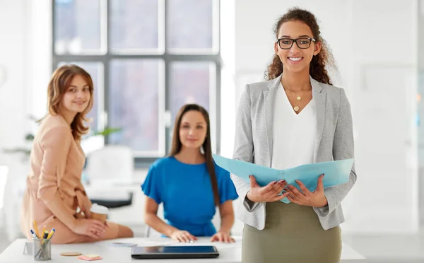 Businesswomen at presentation in office — Stock Photo, Image