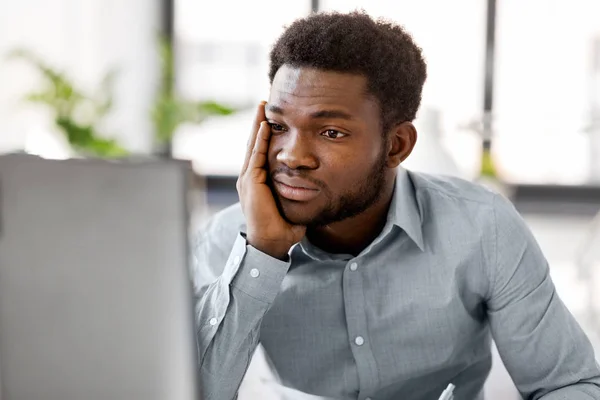 Homem de negócios estressado com computador no escritório — Fotografia de Stock