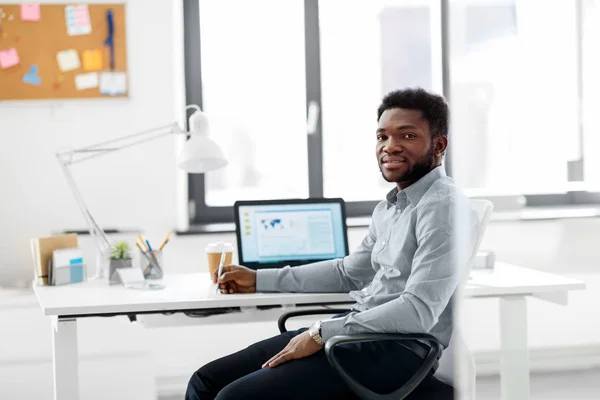 Homme d'affaires afro-américain avec stylo au bureau — Photo