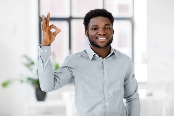 Afrikanischer amerikanischer Geschäftsmann im Büro zeigt Okay — Stockfoto