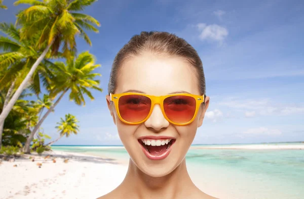 Mujer feliz o adolescente en gafas de sol en la playa — Foto de Stock