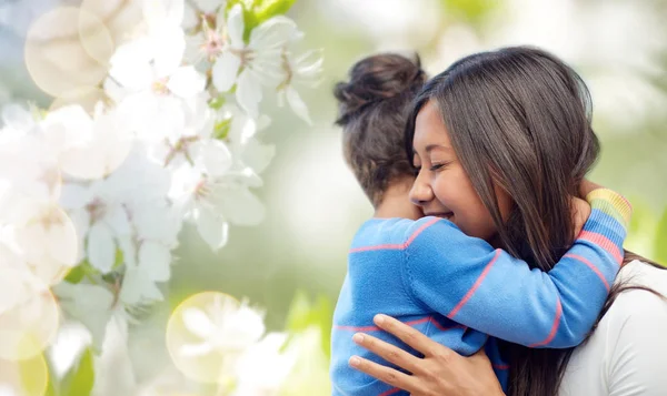 Lycklig mor och dotter kramas — Stockfoto