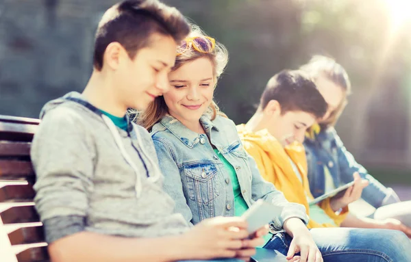 Amigos adolescentes felices con la tableta PC al aire libre — Foto de Stock