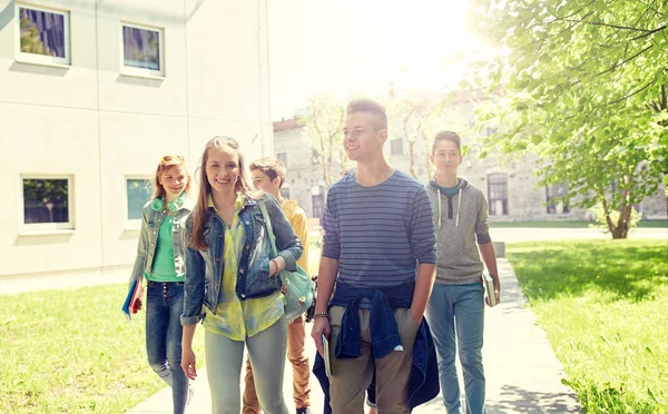 Gruppo di studenti adolescenti felici che camminano all'aperto — Foto Stock