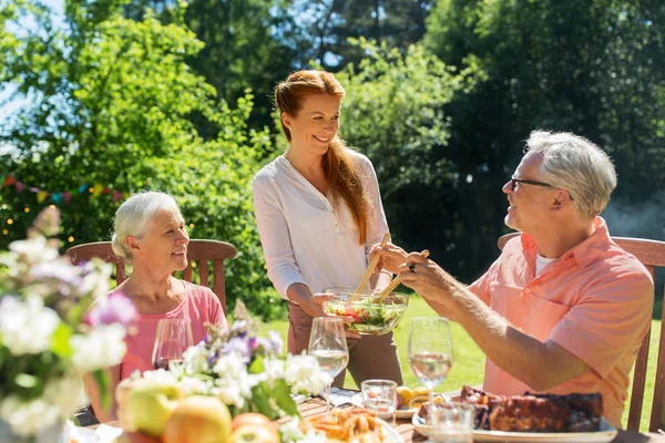 Szczęśliwa rodzina mając obiad lub letni ogród party — Zdjęcie stockowe