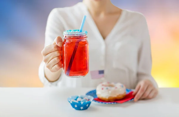 Vrouw vieren Amerikaanse onafhankelijkheidsdag — Stockfoto