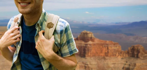 Lähikuva miehestä, jolla on reppu yli Grand Canyon — kuvapankkivalokuva