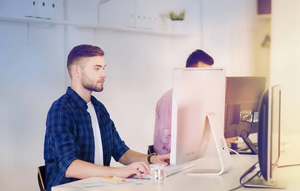 Hombre creativo o estudiante con computadora en la oficina —  Fotos de Stock