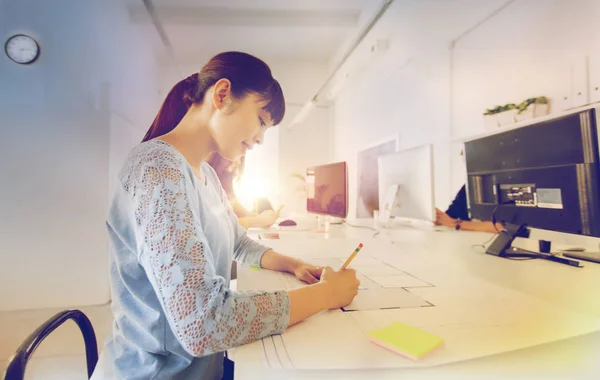 Architect woman drawing on blueprint at office — Stock Photo, Image