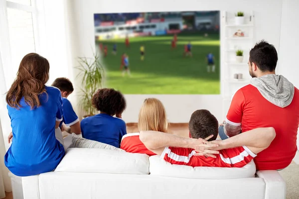 Amigos o aficionados al fútbol viendo fútbol en casa —  Fotos de Stock