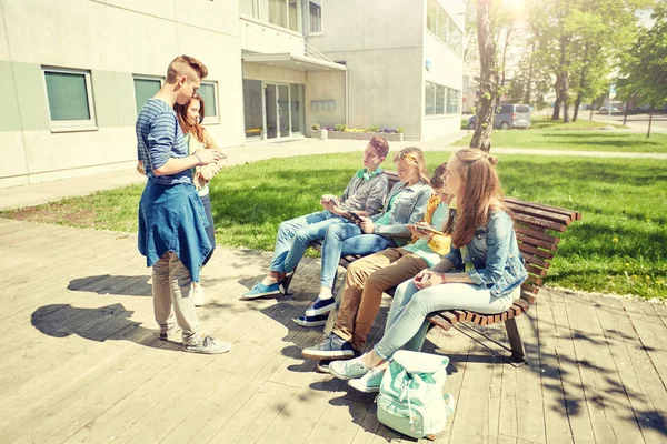 Estudantes adolescentes com tablet pc no pátio da escola — Fotografia de Stock