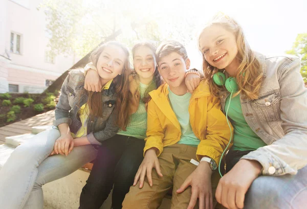 Felici adolescenti studenti o amici che si abbracciano — Foto Stock